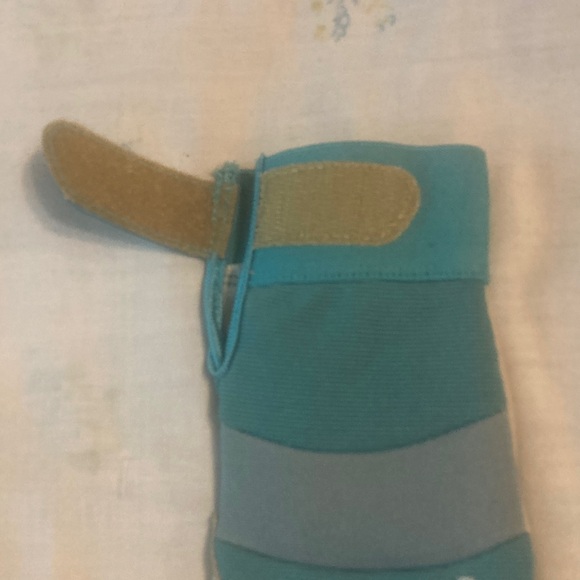 Women's Gloves - Picture 6 of 17